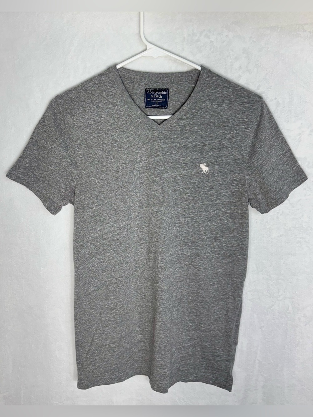 Y2K Abercrombie & Fitch Men's Gray Solid Logo V-Neck Short Sleeve T-Shirt